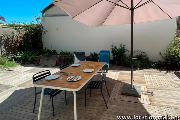 La cour-terrasse abritée