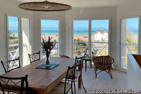 La salle à manger, table extensible pour 10 personnes