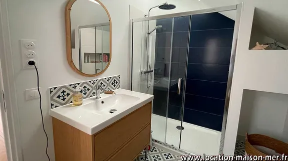 Shower of the master bedroom