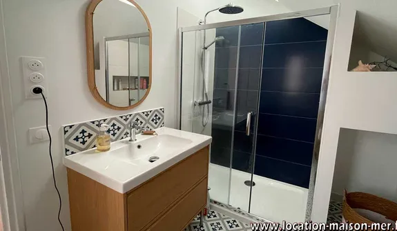Shower of the master bedroom