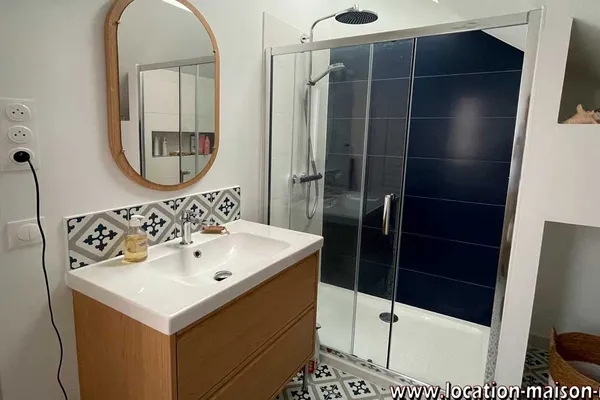 La salle de douche de la suite