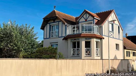 Histoire et rénovation d'une maison de vacances en bord de mer à Ouistreham.